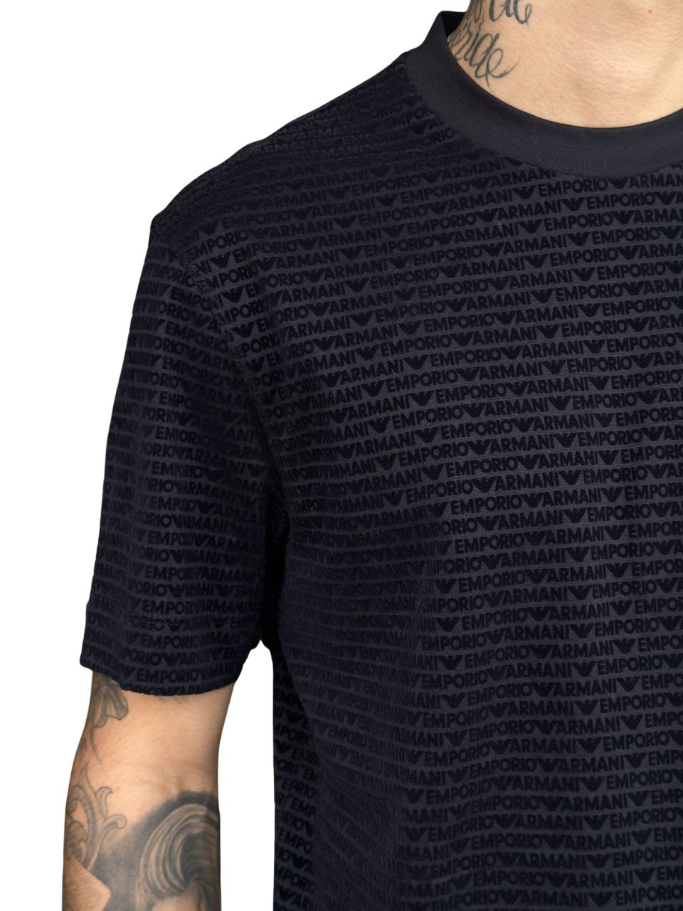 Camiseta Emporio Armani Detalhada