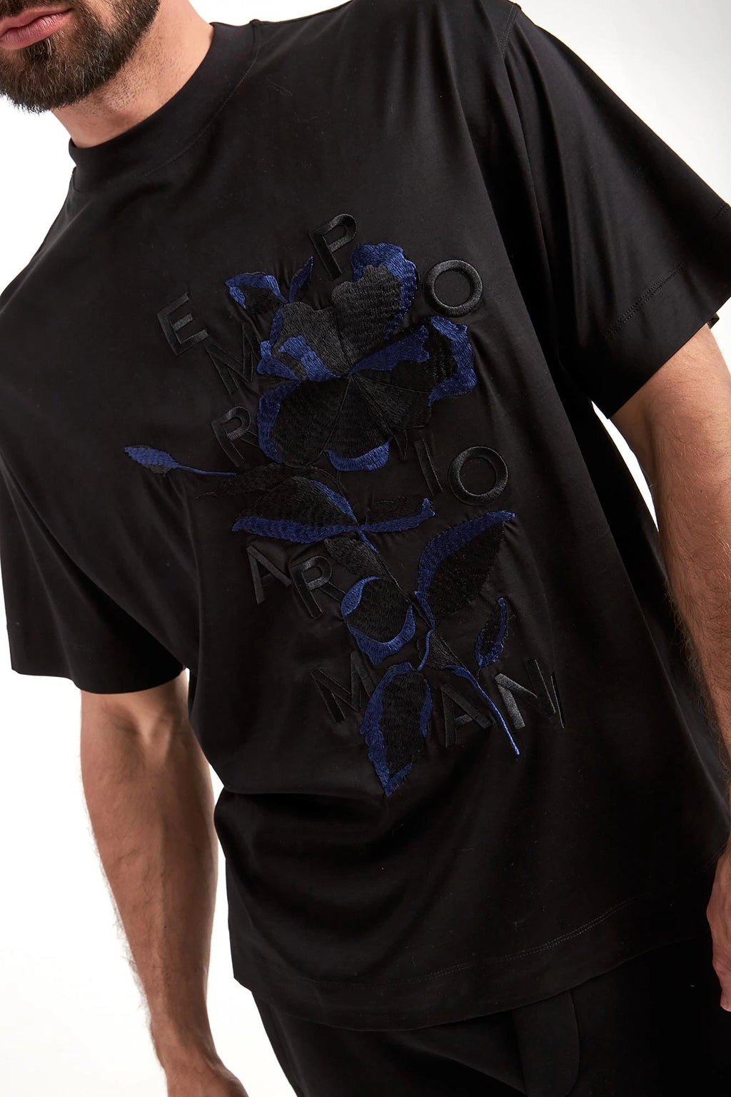 Camiseta Embroidered Flowers Emporio Armani