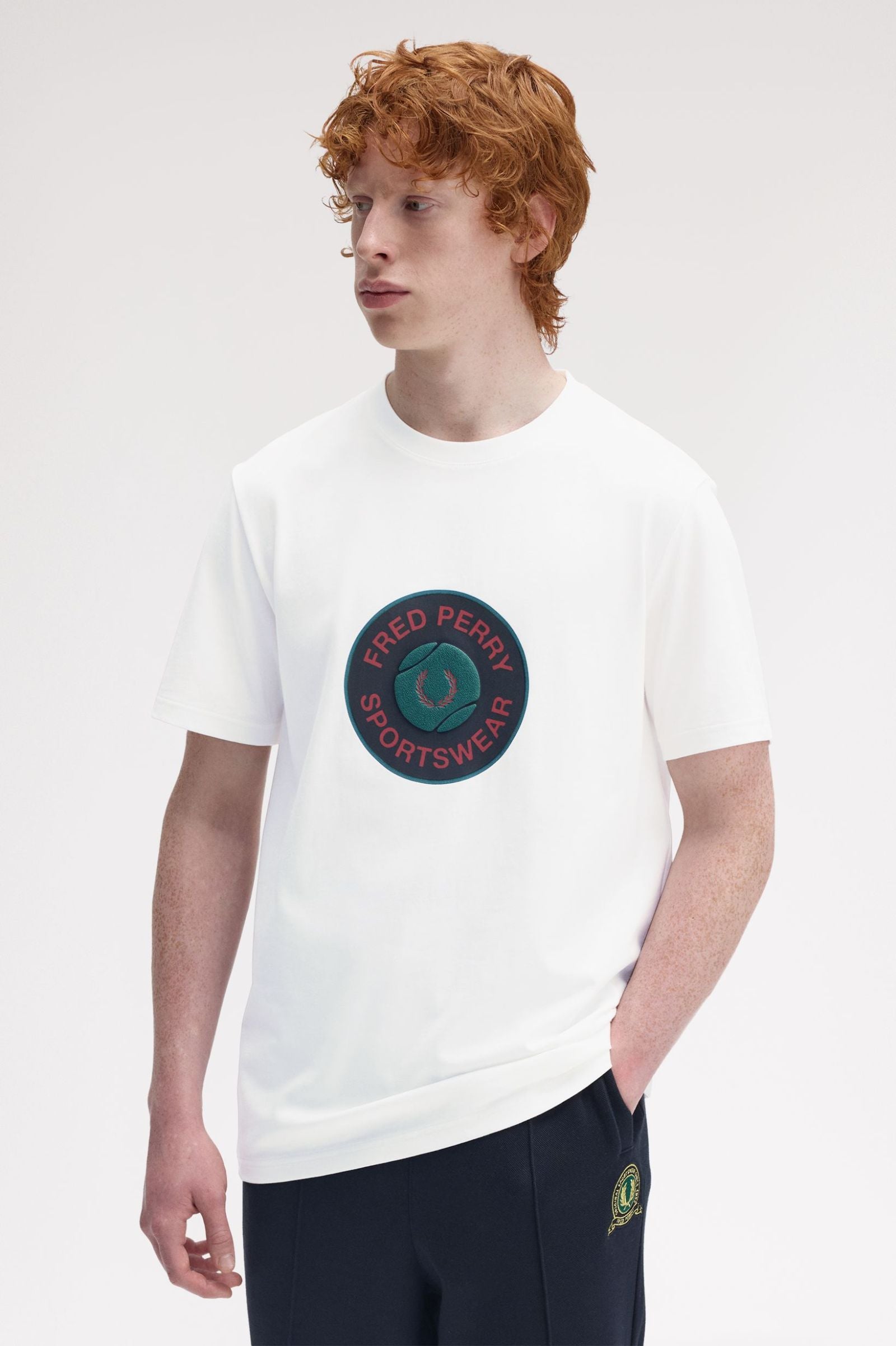 Camiseta Tennis Badge Sportswear Graphic Relaxed Fit Fred Perry