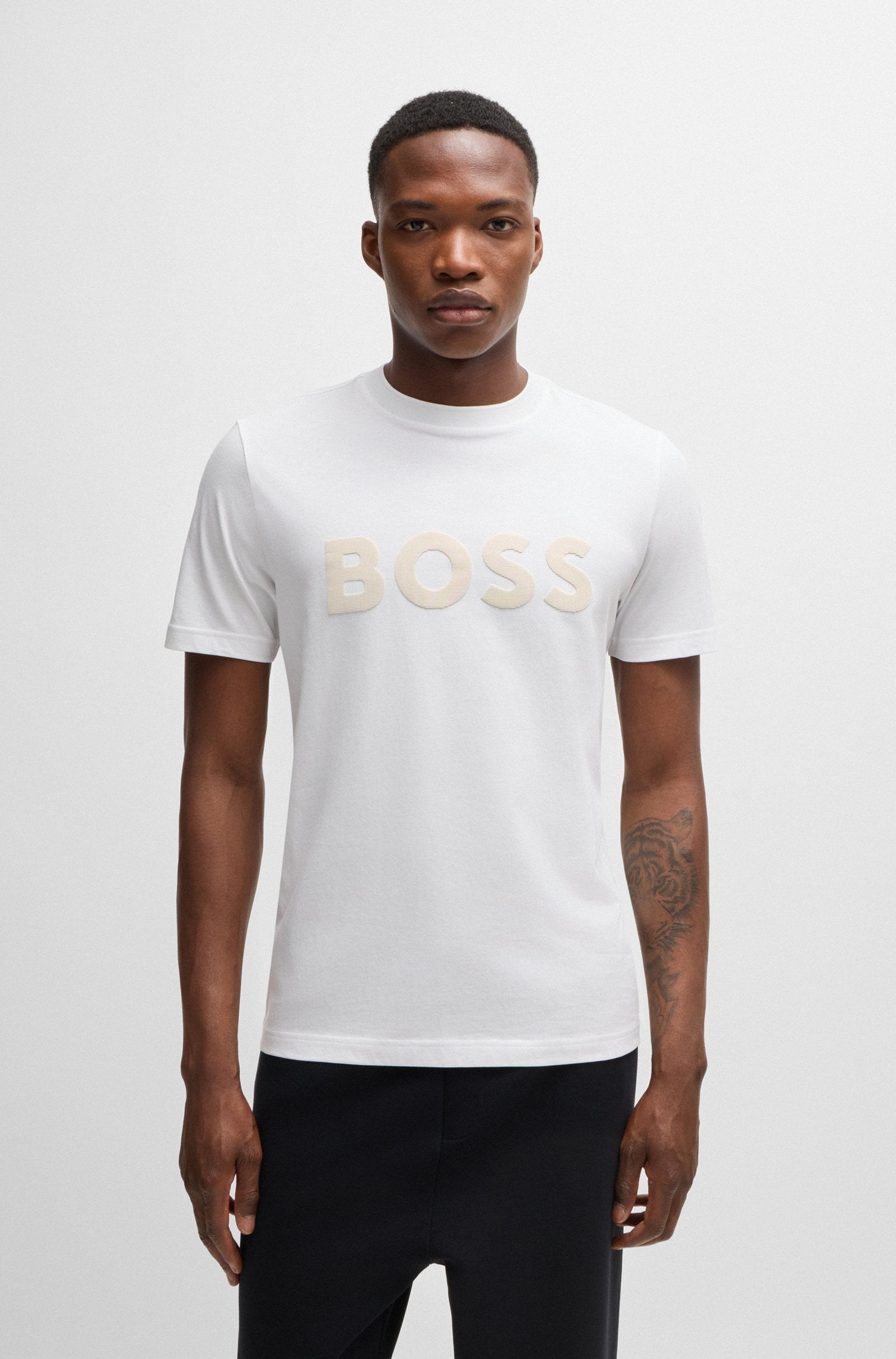 Camiseta com estampa de logotipo em efeito espelhado