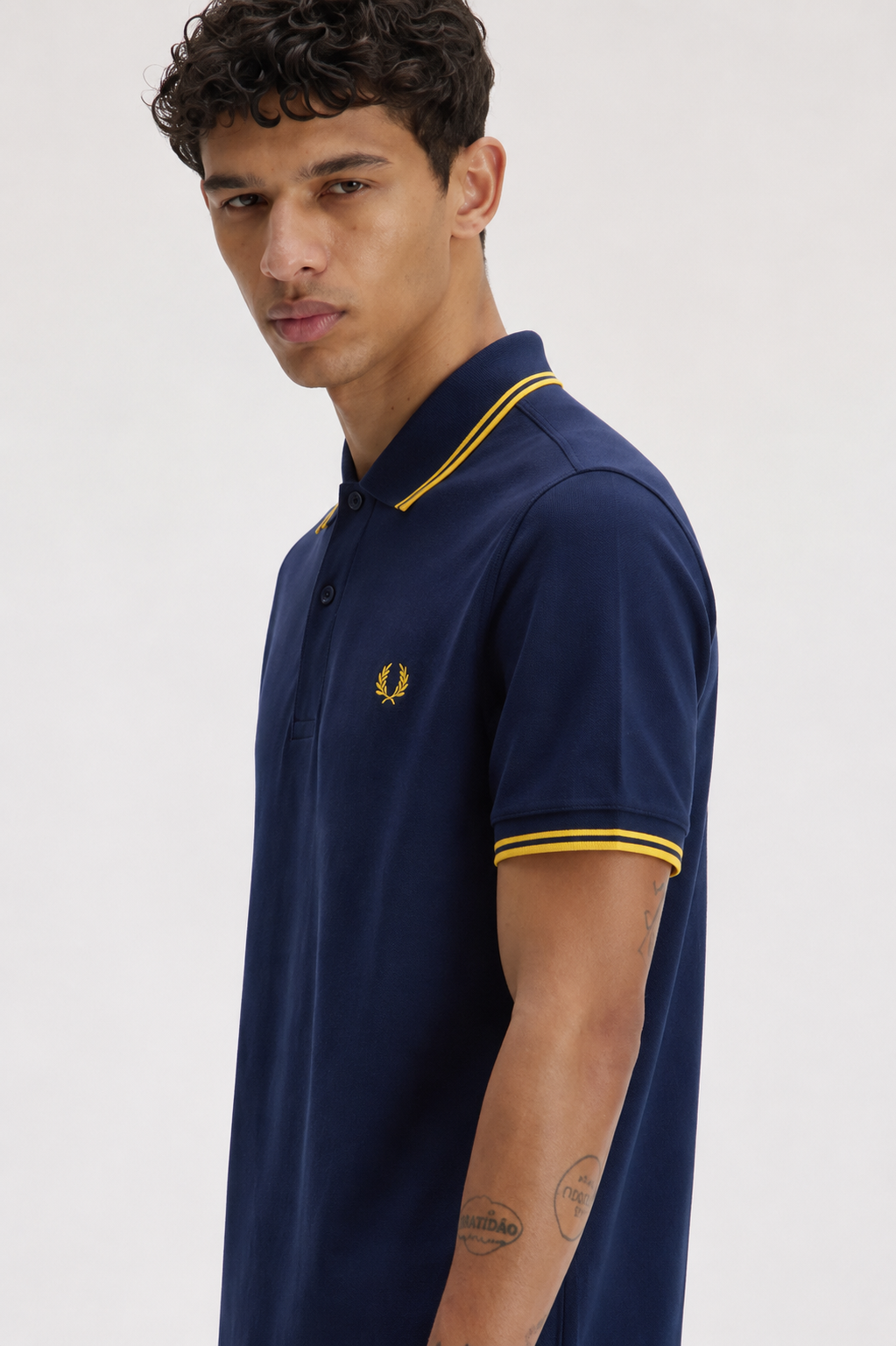 Polo Fred Perry Gola Detalhado