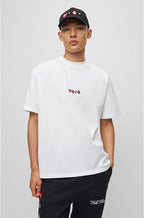 Boné Hugo com logotipo de carta de baralho