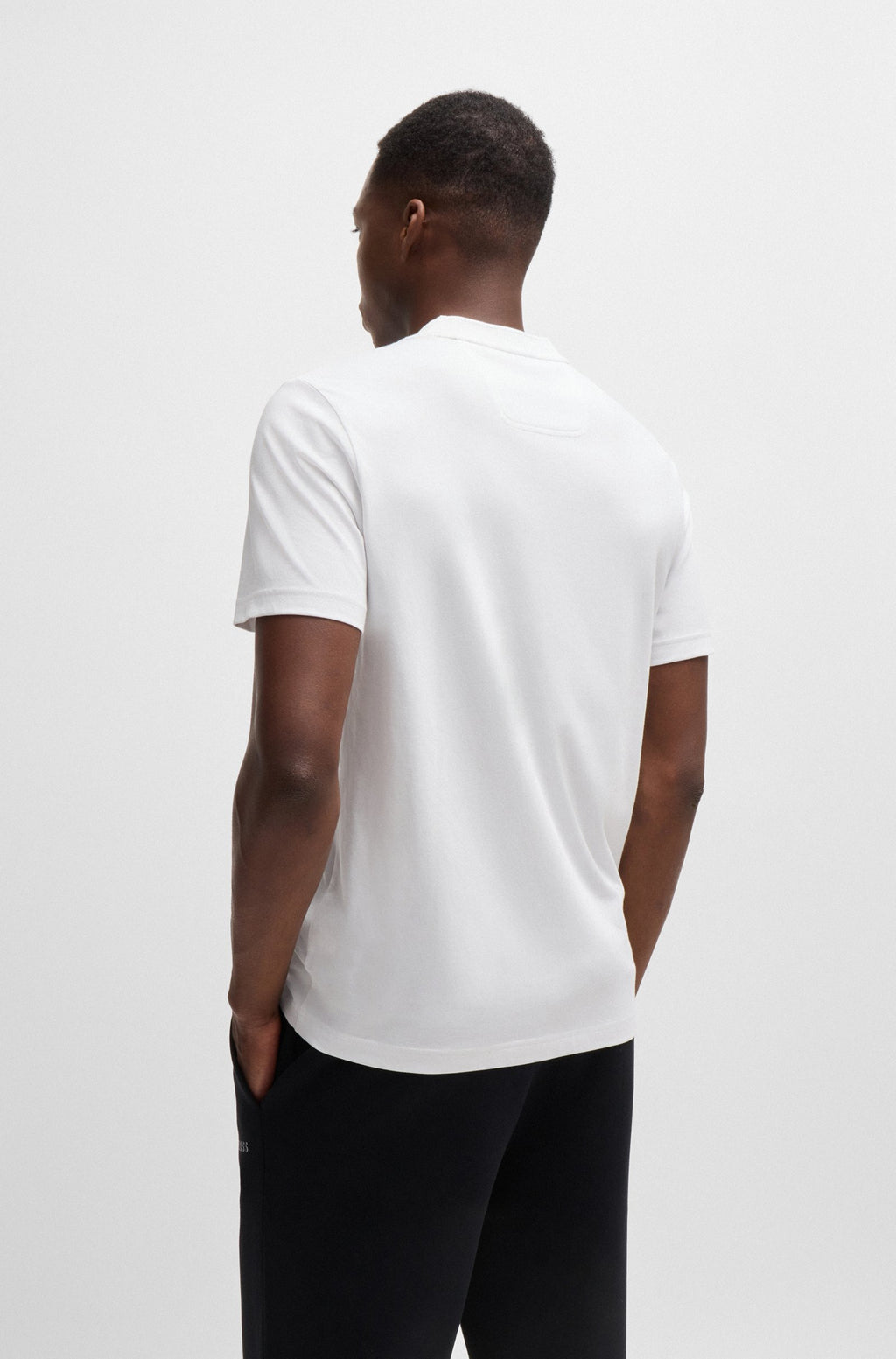 Camiseta com estampa de logotipo em efeito espelhado