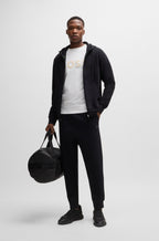 Camiseta com estampa de logotipo em efeito espelhado