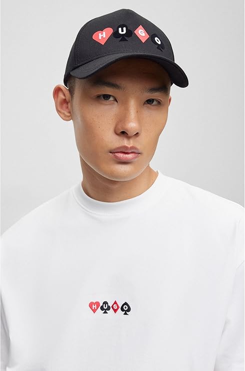 Boné Hugo com logotipo de carta de baralho