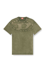 Camiseta de algodão folgada com aplique oval em forma de D.