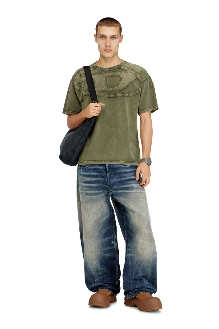 Camiseta de algodão folgada com aplique oval em forma de D.