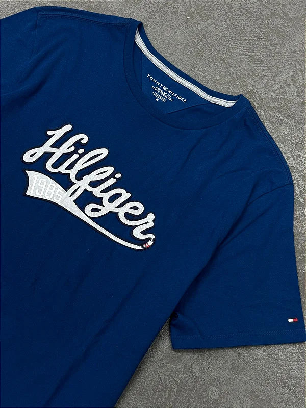 Camiseta 1985 Lettering Regular Fit Tommy Hilfiger