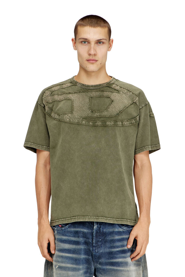Camiseta de algodão folgada com aplique oval em forma de D.
