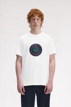 Camiseta Tennis Badge Sportswear Graphic Relaxed Fit Fred Perry
